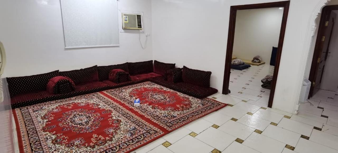 شقة عائلية -ليست فندقية- 8 دقائق بالسيارة للحرم أو قباء - Medina Bagian luar foto