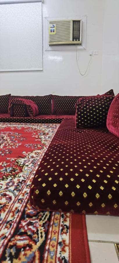 شقة عائلية -ليست فندقية- 8 دقائق بالسيارة للحرم أو قباء - Medina Bagian luar foto
